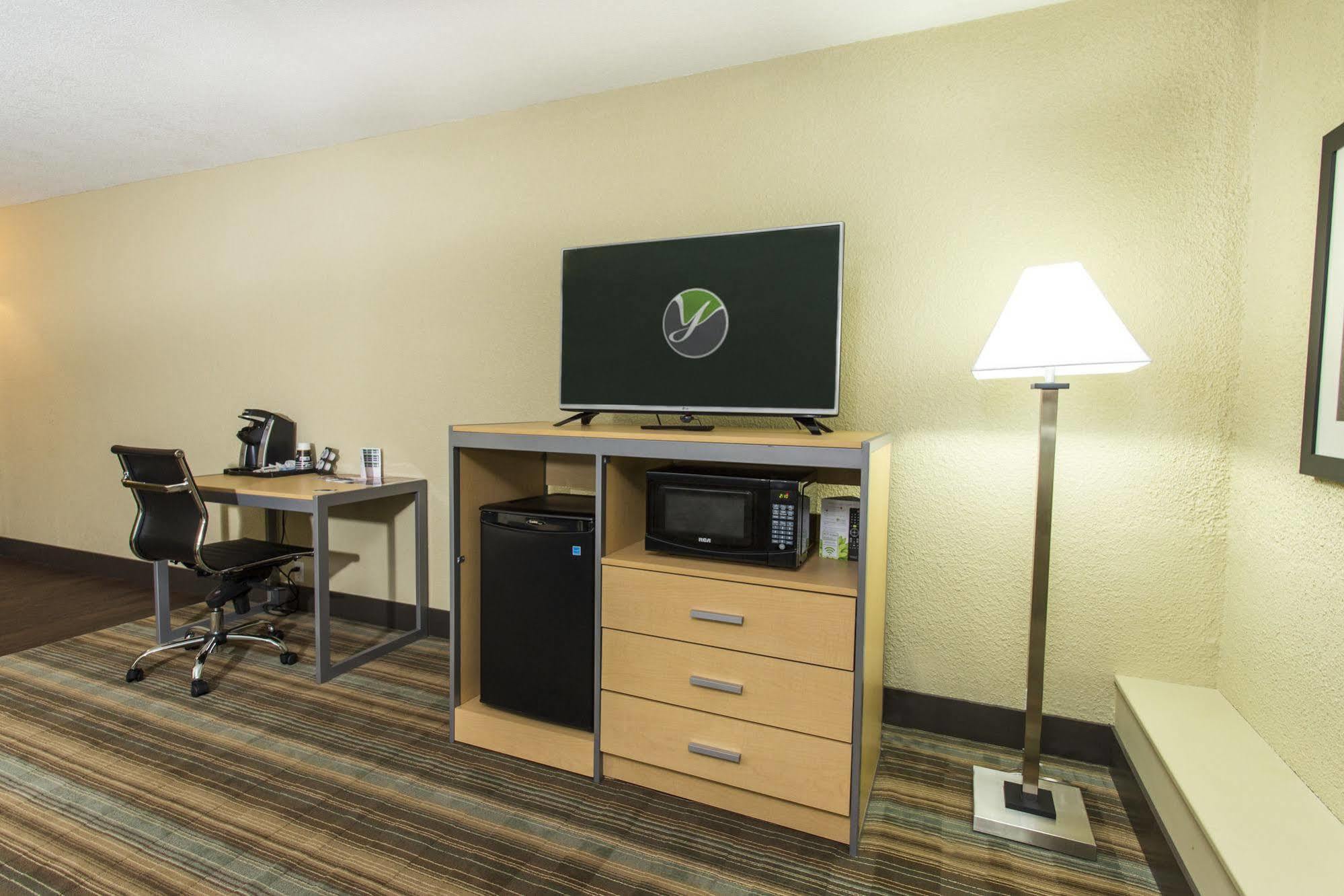 Ramada By Wyndham Edmonton Yellowhead Nw Eksteriør bilde