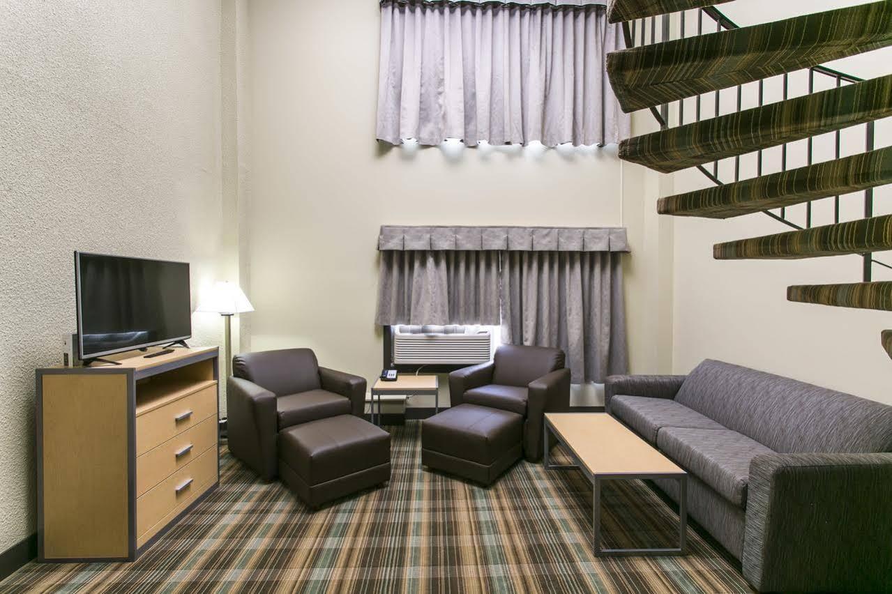 Ramada By Wyndham Edmonton Yellowhead Nw Eksteriør bilde